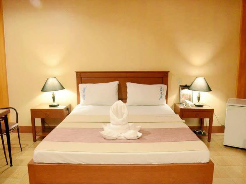 La Maja Rica Hotel Tarlac City Экстерьер фото